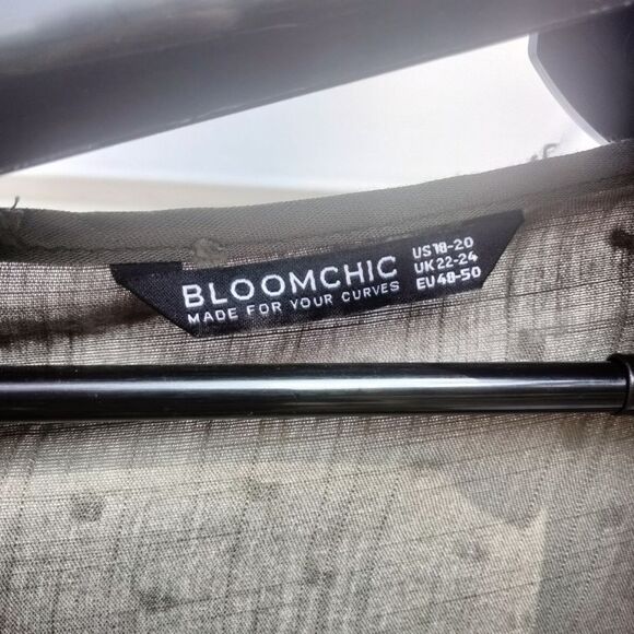 Bloomchic Lace-Trimmed Dress Short Army Green Wrap neck - Picture 2 of 10